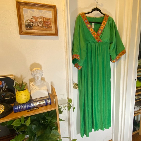 70s VTG Velvet Embroidered Dress - Picture 2 of 11